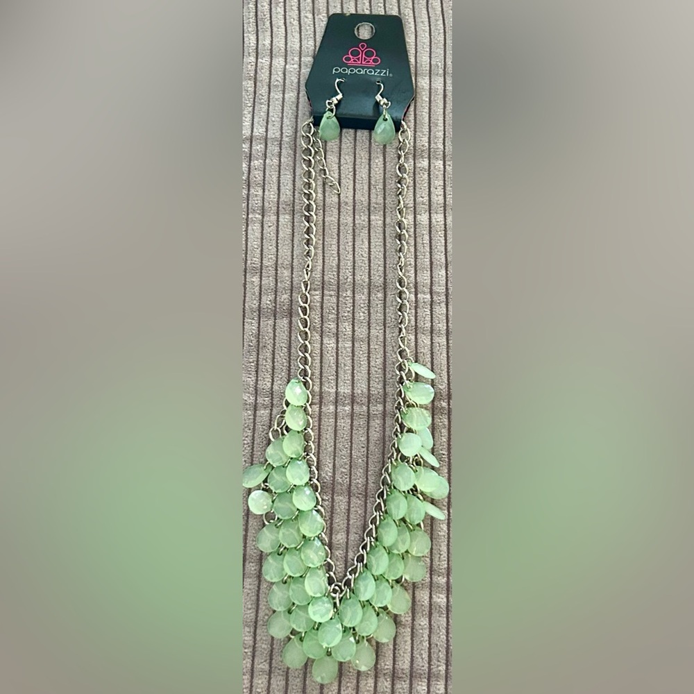 5/25$ Paparazzi Green Necklace with Elegant Design E21